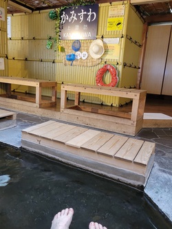 上諏訪駅の足湯の内部その1by二へドン 上諏訪駅の足湯の内部その1by二へドン