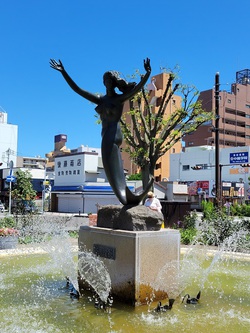 平塚駅前の像by二へドン 平塚駅前の像by二へドン