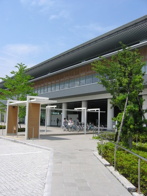 奈良県立図書情報館（奈良市・大安寺）