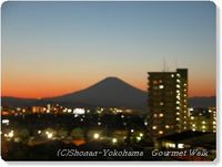 夕焼けと夜景と富士山の写真