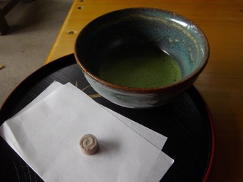 十二湖庵のお抹茶とお菓子by二へドン