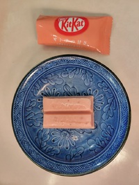 「　KitKat  オトナの甘さ。」は苺の香り。