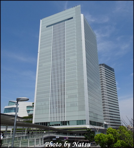 横浜市庁舎と周辺の街並み