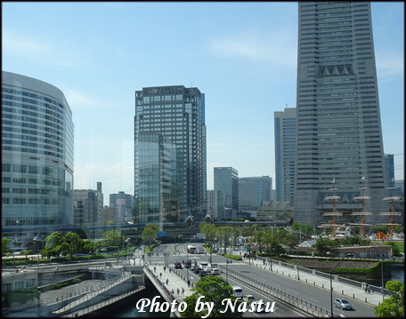 横浜市庁舎と周辺の街並み