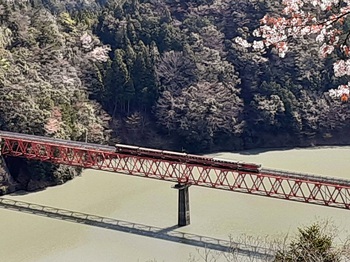 春の湖想い真直ぐ赤い橋
