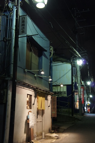 101129　夜の白楽駅東口周辺