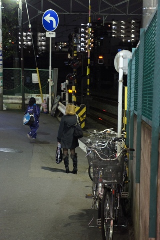 101129　夜の白楽駅東口周辺