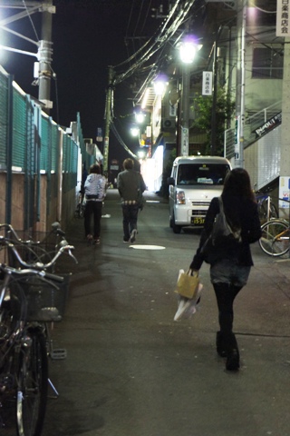 101129　夜の白楽駅東口周辺
