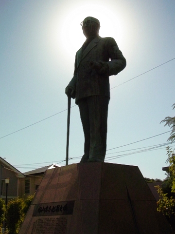 101110　内山岩太郎翁之像