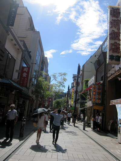 中華街の夏空